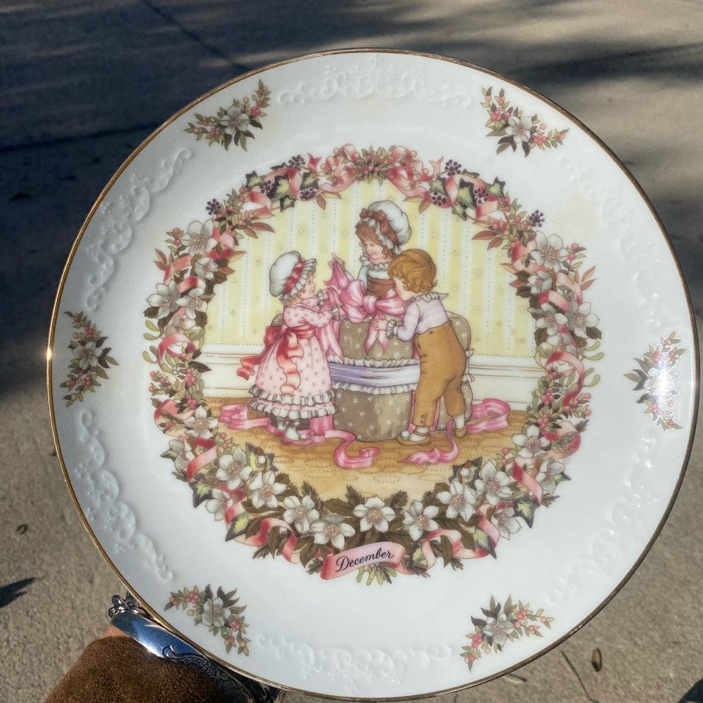 Vintage Decorative Plate with Floral Design